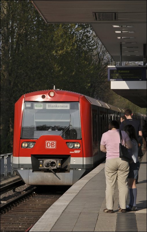474 093 und ein Schwestertriebzug  Vollzug  erreichen als S1 nach Blankenese die Station Landwehr. (11.04.2009)