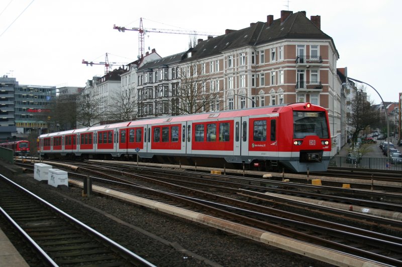 474 102-1 am 19.4.2008 bei der Ausfahrt aus dem unterirdischen S-Bahnhof in Hamburg-Altona.