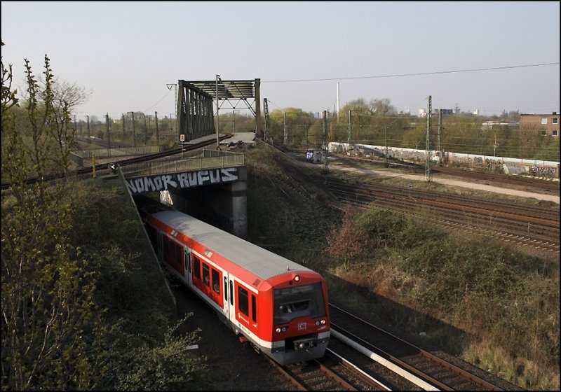 474 140 (9480 6474 140-1 D-DB) erreicht als S3 von Harburg-Rathaus komment den Bahnhof Veddel. Ziel ist Pinneberg. (11.04.2009)
