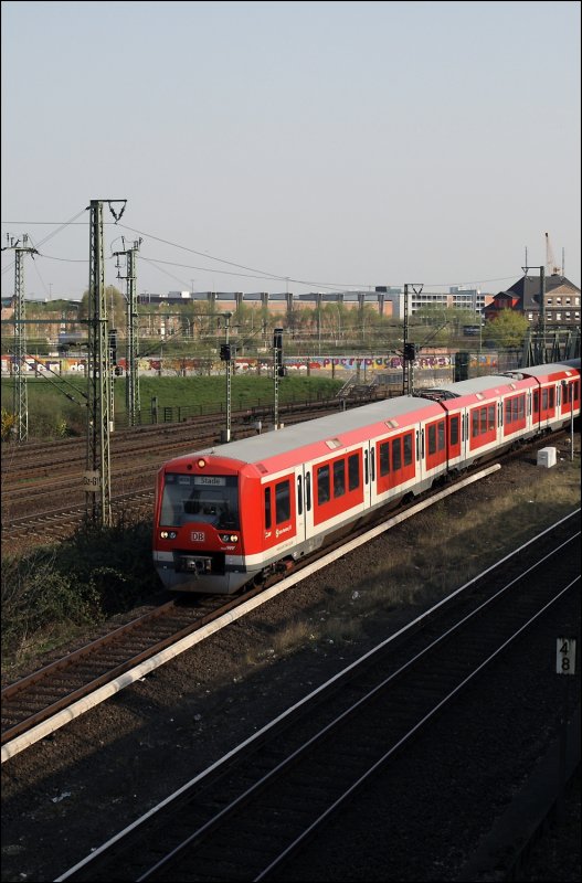 474 144 (9480 0474 144-3 D-DB) und ein weiterer 474er sind als S3 nach Stade unterwegs. Hier verlassen sie Veddel. (11.04.2009)
