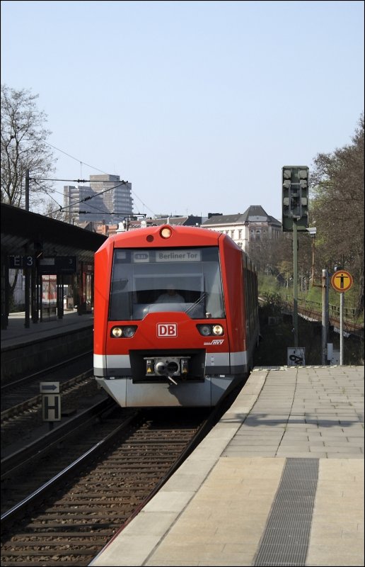 474 (4097) und ein Schwestertriebzug fahren als S31 nach Berliner Tor in Dammtor ein.
