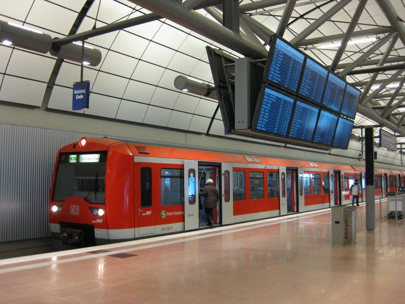 474 514-7 wartet am 21.02.09 in Hamburg Airport (Flughafen) als S 1 nach Hamburg-Blankenese auf die Abfahrt. Die vielen LCD-Anzeigen oberhalb sind Flugzielanzeigen.