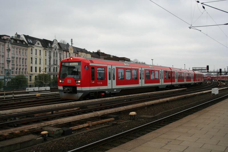 474 535-2 am 19.4.2008 bei der Einfahrt in den unterirdischen S-Bahnhof in Hamburg-Altona.
