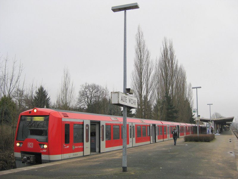 474 603-8 und ein weiterer 474 stehen am 21.02.09 als S 1 nach Hamburg Airport / Poppenb�ttel in Hamburg-Alte W�hr.