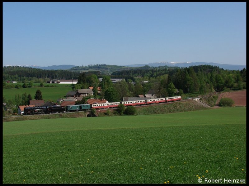 475.111 mit dem Sonderzug Jaromer - Liberec als Zvl.Os 39316 bei Levinska Olesnice am 02.05.2009