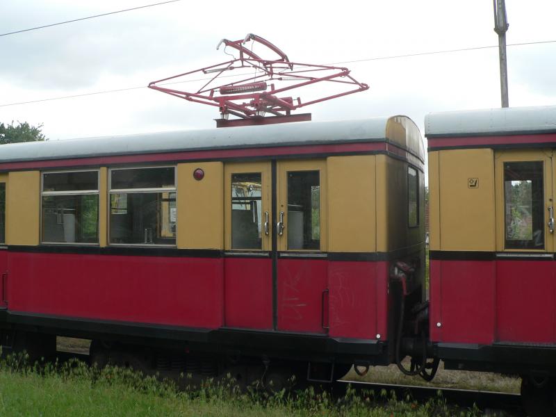 477 601 / 877 601 befinden sich nun im Besitz der Buckower Kleinbahn. Der Zug soll mit Stromabnehmer ausgerstet werden und dann auf der 5 km langen Strecke zwischen Mncheberg und Buckow pendeln. Sehr langfristiges Ziel ist es, den Ursprungszustand  Peenemnder  wieder herzustellen. 5.6.06