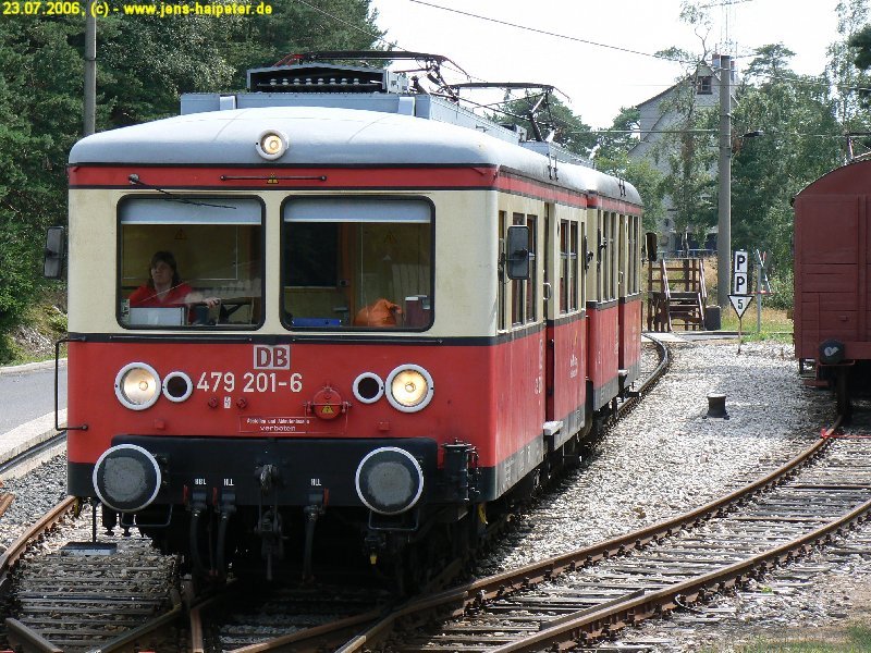 479 201 und 203 berfahren die Drehscheibe im Bahnhof Lichtenhain. Foto: 23.07.2006