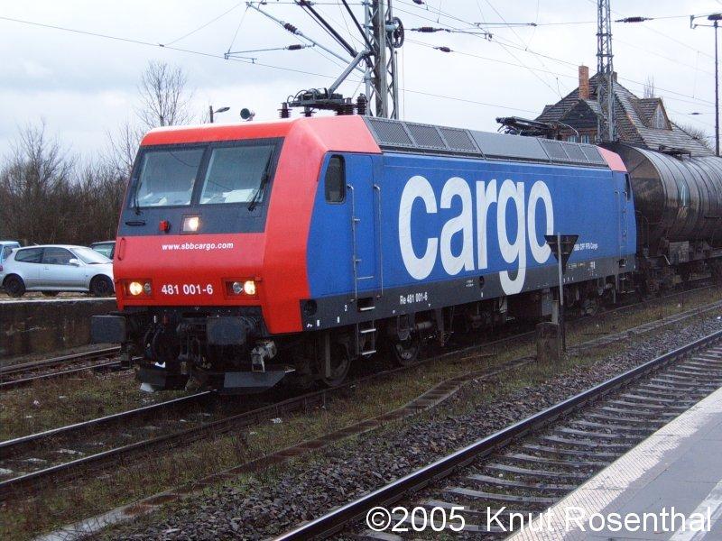 481 001-6 der SBB-Cargo am Nachmittag des 19. Januar 2005 am Bahnhof Bernau (b. Berlin). Dieser Zug war bespannt mit Kesselwagen.