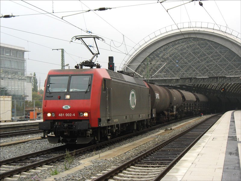 481 002 von ITL mit einem Gterzug in Richtung Tschechien. Noch fahren diese Zge durch die Sdhalle, doch die Bauarbeiten an den Auengleisen schreiten voran; Dresden Hbf.,  27.09.2007
