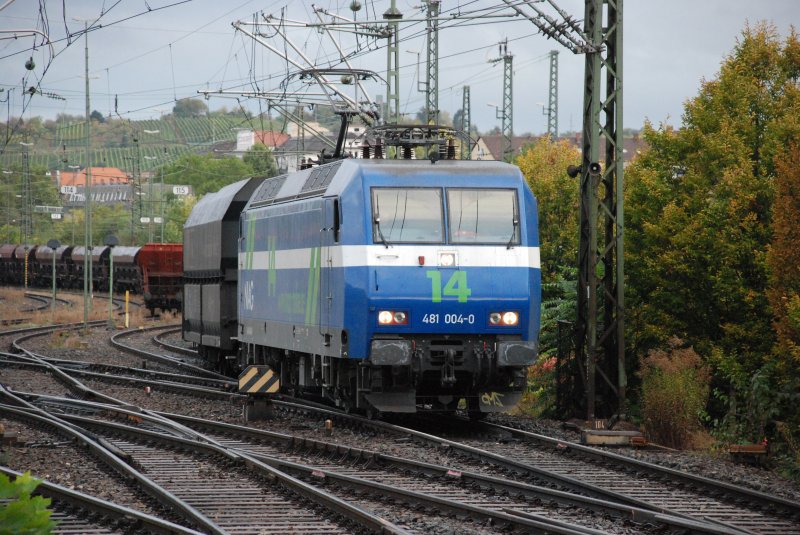 481 004-0 der NIAG an der Spitze eines schweren Gterzug`s. Hier bei der Schleichfahrt durch den Bahnhof Untertrkheim am Morgen des 12.10.2009