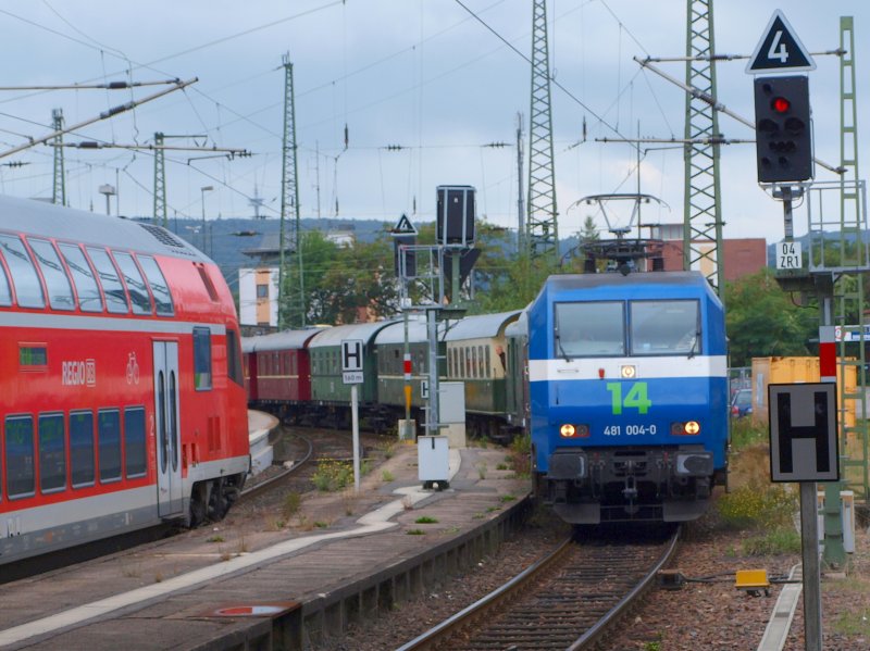 481 004-0 der NIAG (Niederrheinische Verkehrsbetriebe) fhrt heute am 05.09.2009 mit einem Sonderzug in den Aachener Hauptbahnhof ein.