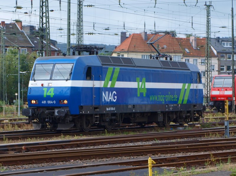 481 004-0 der NIAG (Niederrheinische Verkehrsbetriebe) rangiert heute am 05.09.2009 im Gleisvorfeld des Aachener Hauptbahnhof.