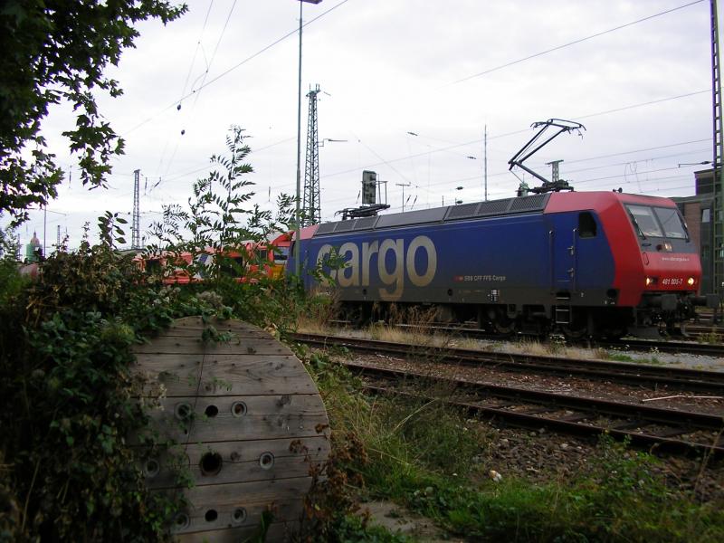 481-005 der SBB Cargo hat soeben eine class 66 der HGK und den an selbiger hngenden Kesselzug nach Pforzheim HBF gebracht. Der Kesselzug blieb stehen, die zwei Loks verschwanden innerhalb der nchsten 2 Stunden. (28.9.05)