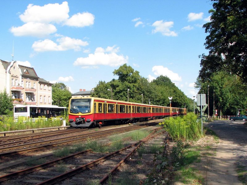 481er mit S-Bahn nach Berlin-Westkreuz in Strausberg (19.08.2006)