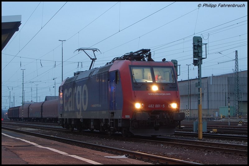 482 001-5 am 03.01.08 auf Gleis 6 des Aalener Bahnhofs. Kurze Zeit spter verlie sie solo den Aalener Bahnhof in Richtung Stuttgart.