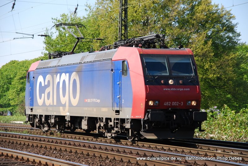 482 002-3 (SBB Cargo) fhrt am 25. April 2009 um 10:31 Uhr durch Duisburg Neudorf
