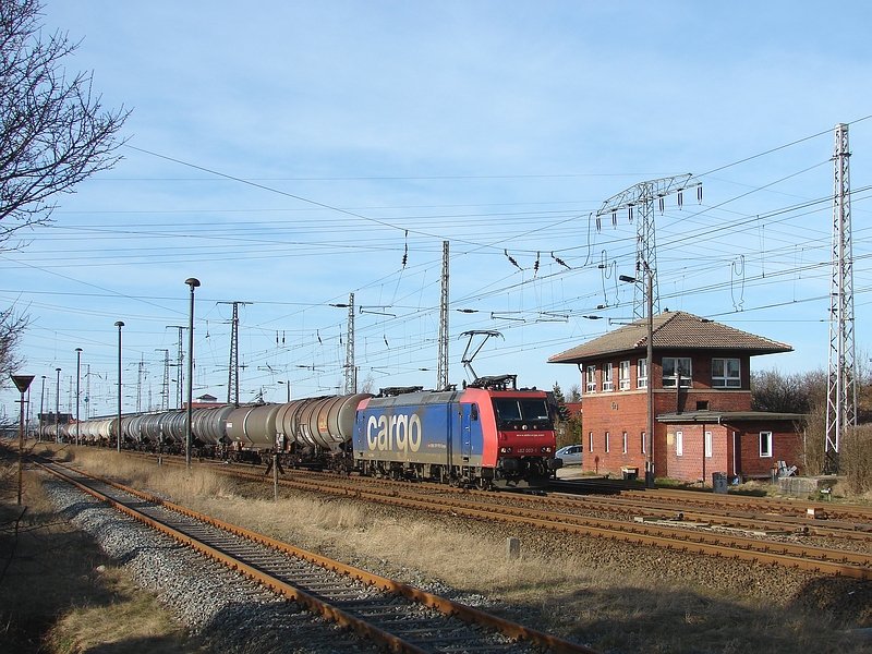 482 003 durchfhrt mit ihrem lpendel Abzweig Srg bei Stralsund. (21.03.09)  