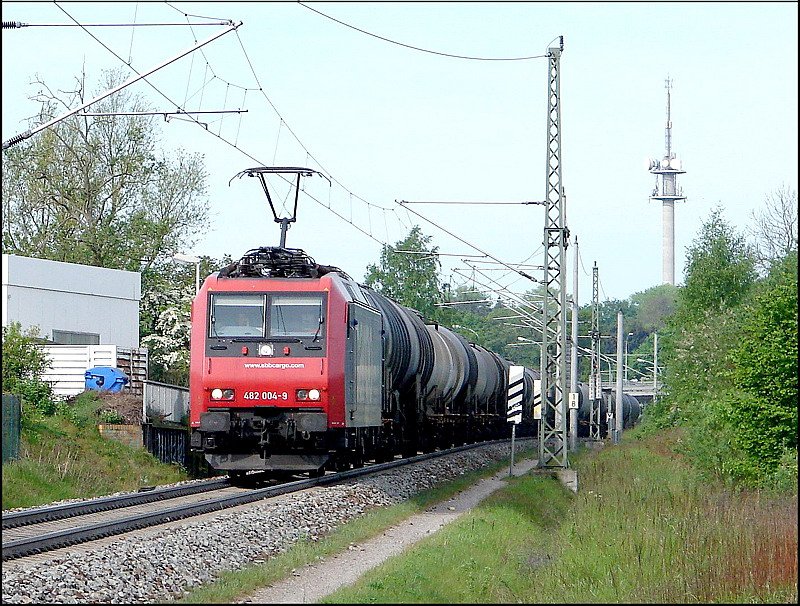 482 004-9 kommt mit einem  li  vom Rostocker Seehafen. (Stralsund am 14.05.07)