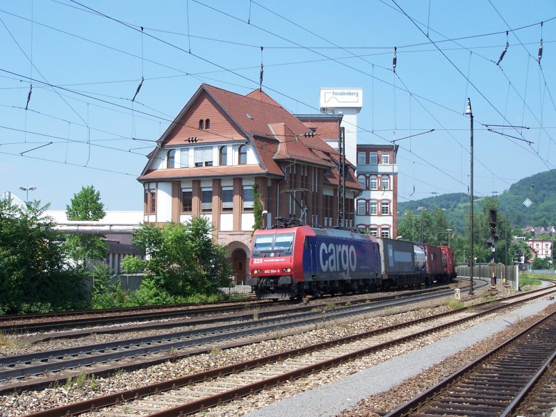482 004 durchfhrt mit einem Gterzug am 17.6.2006 Weinheim(Bergstr)