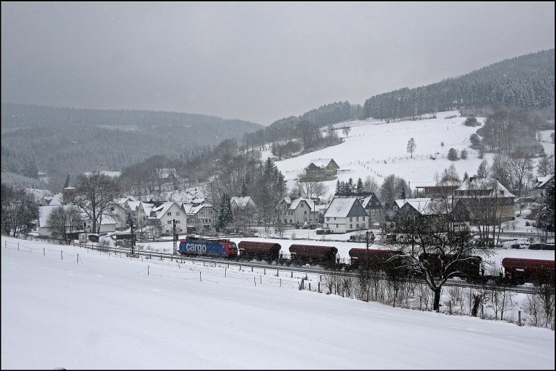482 005 schleppt den Umgeleiteten 89573(?), von Kln-Eifeltor nach Siegen bestehend aus Selbsentladewagen, Richtung Welschen-Ennest. (26.03.2008)