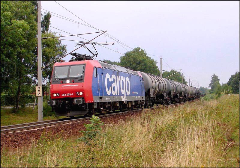 482 006-4 fhrt mit einem Kesselwagenzug zu seinem Bestimmungsort, dem Seehafen Rostock. (Stralsund am 10.09.06) 