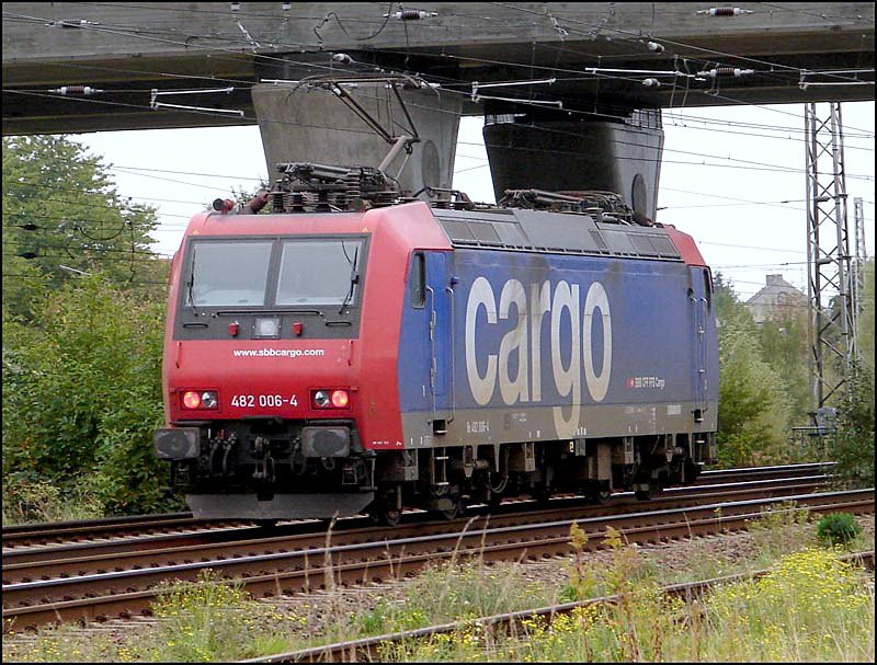 482 006-4 verlsst den Stralsunder Hbf in Richtung Greifswald. (am 14.10.06)