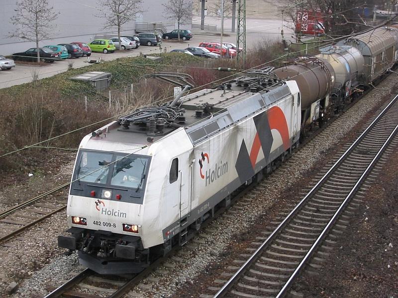 482 009  Holcim  von SBB Cargo fhrt am 17.03.2005 aus Richtung Mannheim kommend mit einem Gterzug durch Karlsruhe.
