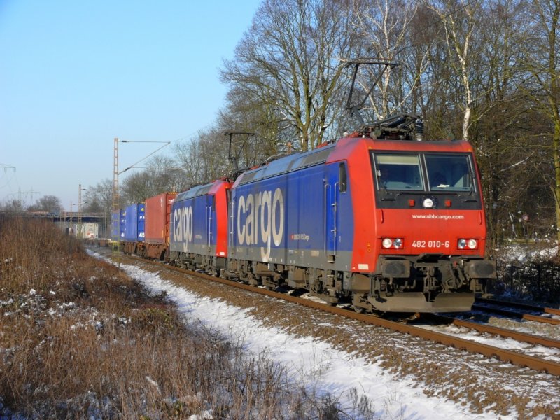 482 010-6 mit einer weiteren 482 der SBB Cargo bei Ratingen-Lintorf am 10.1.2009