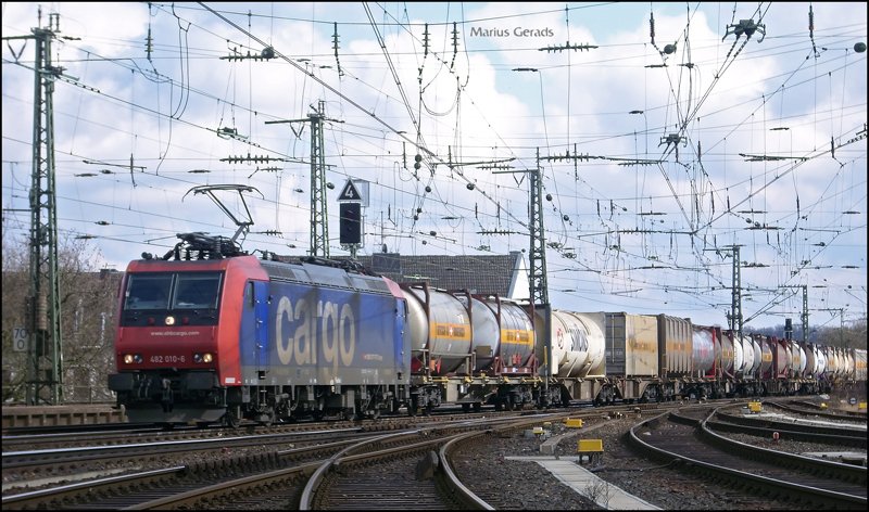 482 010 mit gem. Gz gen Aachen-West durch Aachen Hbf 28.3.2009