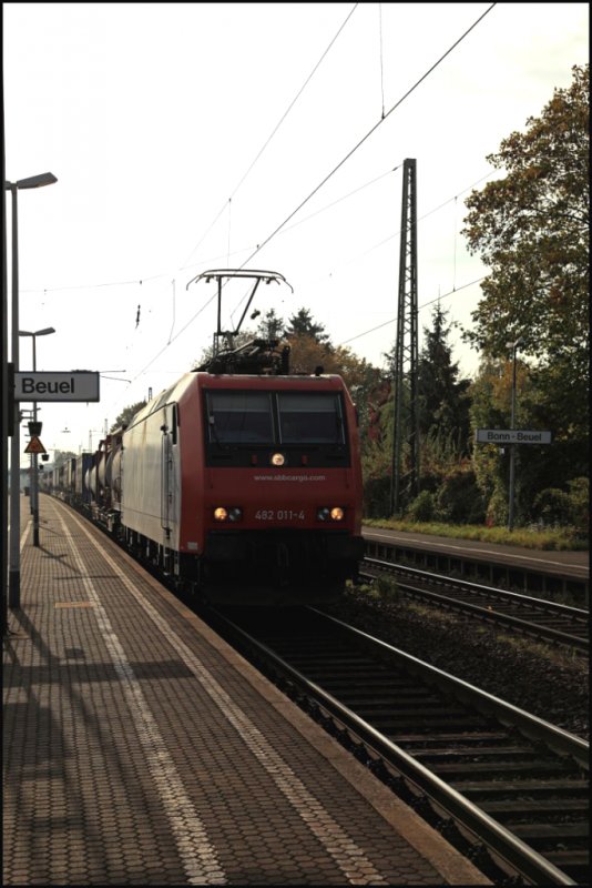 482 011 durchfhrt Bonn-Beuel mit einem KLV-Zug in Richtung Kln. (24.10.2009)