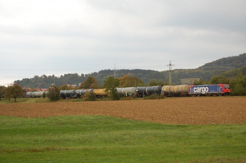482 012-2 zieht am Nachmittag des 23.09.07 einen Kesselwagenzug in Richtung Stuttgart, hier bei Aalen-Hofen aufgenommen.