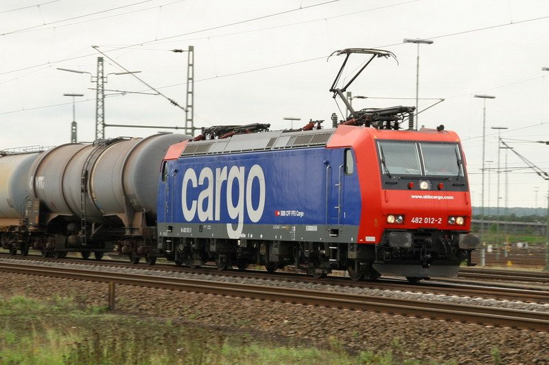 482 012 mit Kesselwagen bei Hamburg. 09/2006