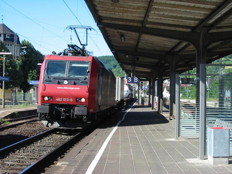 482-013 der SBB Cargo bei der Durchfahrt von Weinheim (Bergstrae)