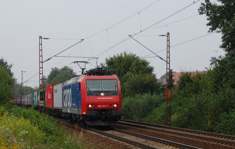 482 017-1 SBBCargo ist am 10.8.09 mit einem weiteren Containerzug von Seelze kommend auf der Gterumgehungsbahn ostwrts unterwegs, hier bei Limmer.
