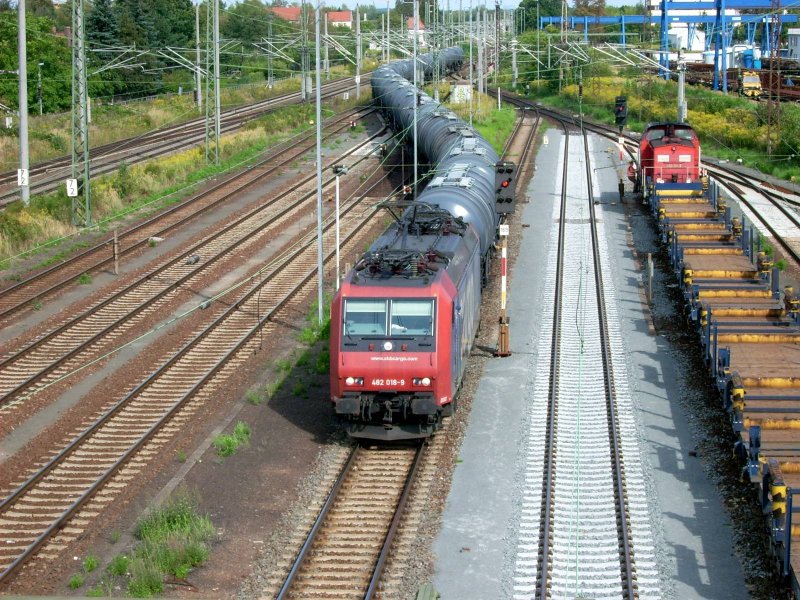 482 018 fhrt mit einem Kesselwagenzug aus Richtung Dresden kommend durch den Rbf Leipzig-Engelsdorf.