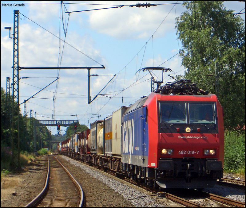 482 019 mit einem Gterzug Richtung Mnchengladbach als Umleiter bei der Durchfahrt von Geilenkirchen