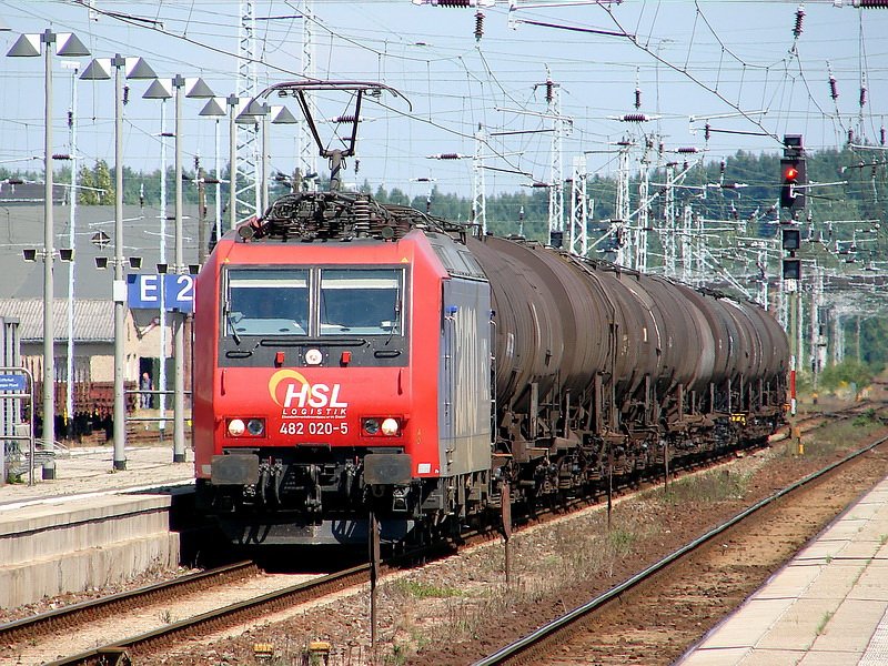 482 020-5 durchfhrt mit einem Kesselwagenzug den Bhf Neustrelitz.  am 02.08.08 