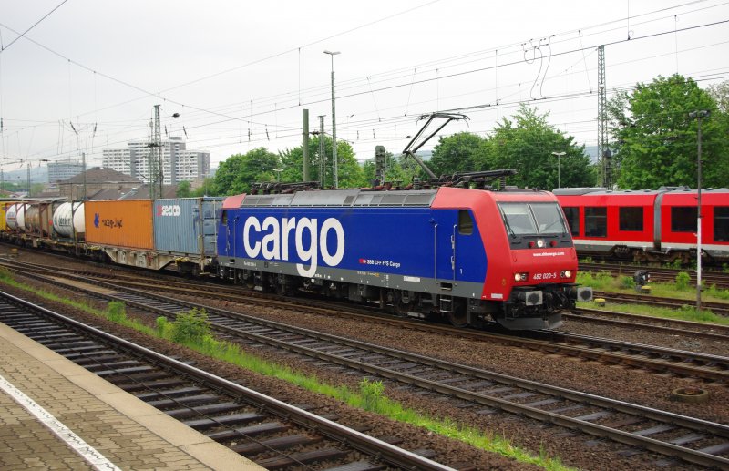 482 020-5 der SBB Cargo mit einem Containerzug in Fahrtrichtung Sden durch Gttingen. 15.05.2009.