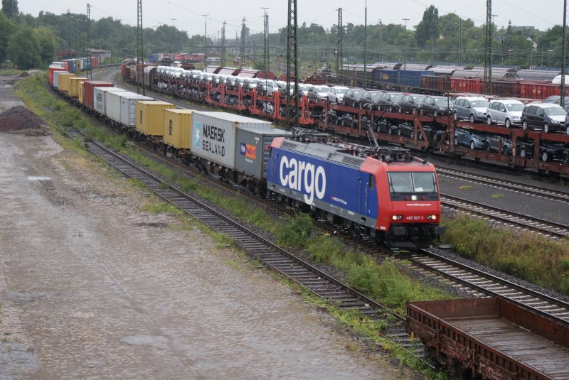 482 021-3 bei der Einfahrt in den Seelzer Rbf.an eienm nass/kaltem 10.07.2009
