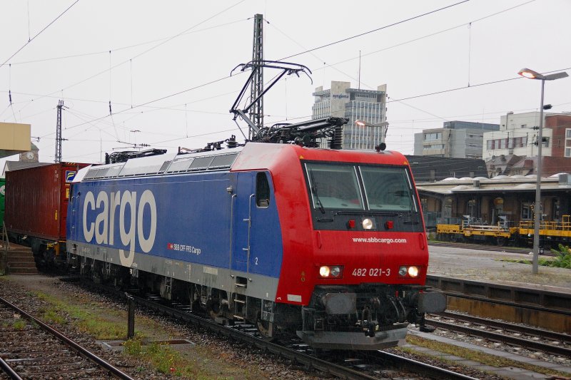 482 021-3 zieht einen schweren Containerzug im strmenden Regen  durch Basel-Bad. (August 2008)