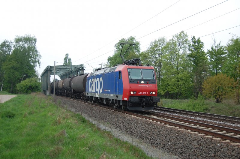 482 022-1 SBB Cargo am 22.04.2009 bei berquerung des Mittellandkanals bei Peine