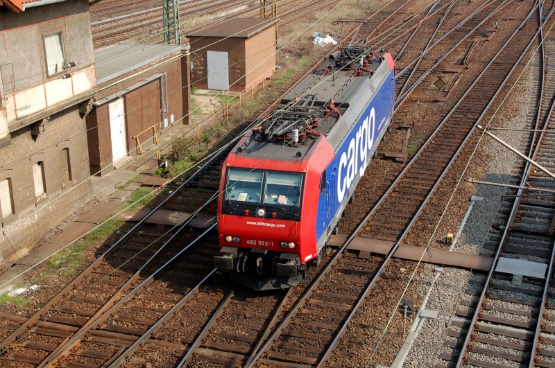 482 022 durchfhrt am 07.04.09 den Rbf Halle(S) in Richtung Erfurt.