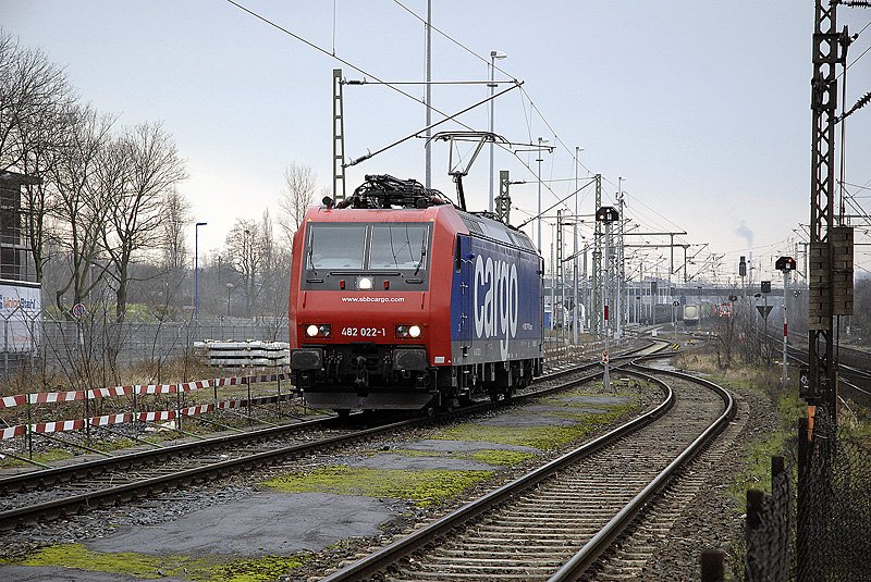 482 022 setzt in Rheinhausen Ost um. 09.02.2007