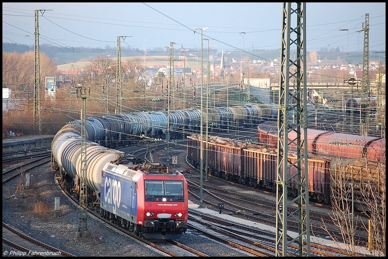 482 023-9 befrdert am 19.03.08 einen Kesselwagenganzzug ber die Remsbahn (KBS 786) in Richtung Stuttgart, aufgenommen beim Passieren des Aalener Bahnhofs.