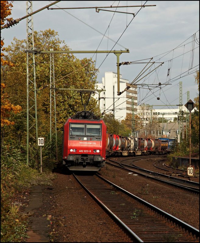 482 023 durchfhrt mit einem KLV-Zug den Bahnhof Bonn-Beuel. (24.10.2009)

