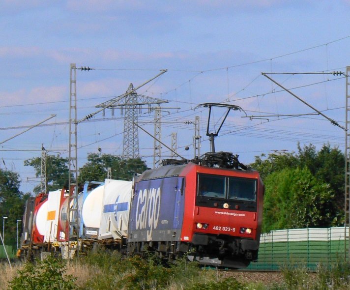 482 023 mit KLV-Zug in Waghusel.