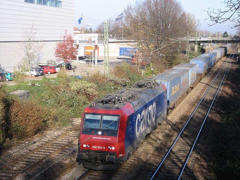 482 023 der SBB Cargo fhrt am 01.12.2005 mit einem Containerzug durch Karlsruhe.