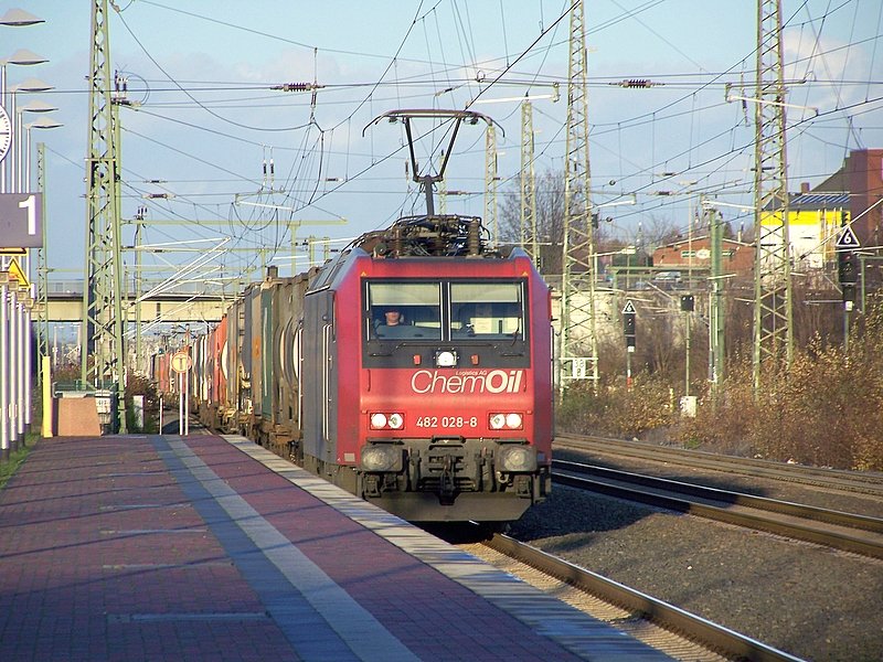 482 028-8 (ChemOil) mit einem GZ in Richtung Aachen-West, bei der Durchfahrt von Dren. 01.12.07