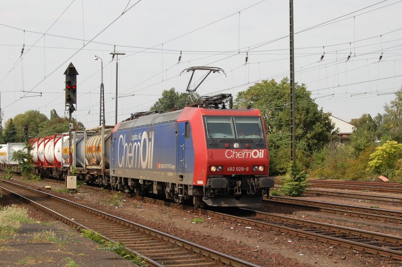 482 028-8 der Gesellschaft  ChemOil  mit Containerzug bei der Durchfahrt in Ludwigshafen-Oggersheim Richtung Mannheim. 29.08.2007