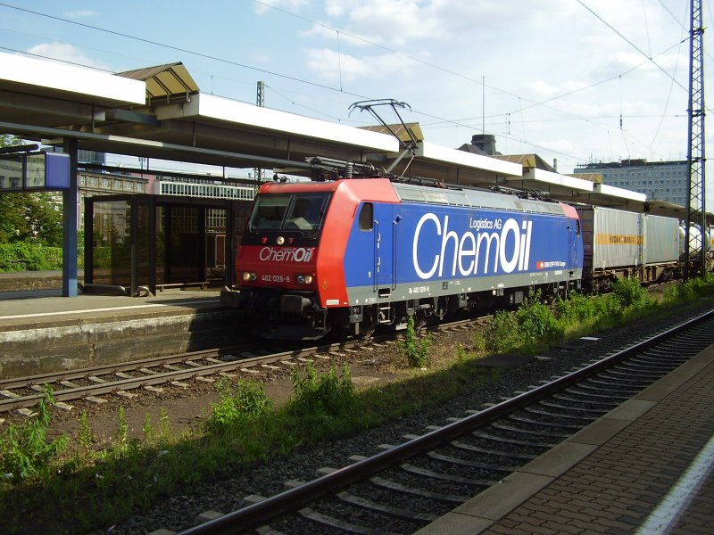482 028-8 der SBB-Cargo mit einem Gterzug in Koblenz.(30.5.07)